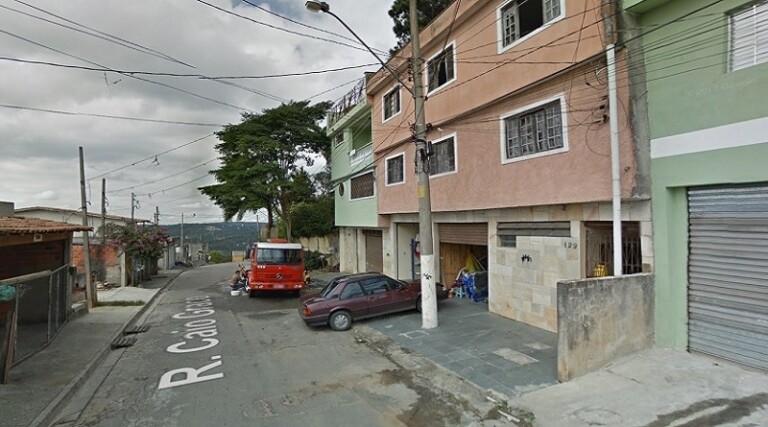 Motorista se arrisca e carro afunda em enchente de Taboão