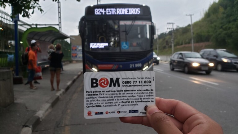 ROM e Romu de Itapecerica prendem rapaz roubando em ponto de ônibus